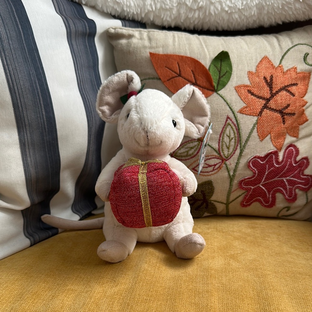 NWT Retired JellyCat: Merry Mouse with Present